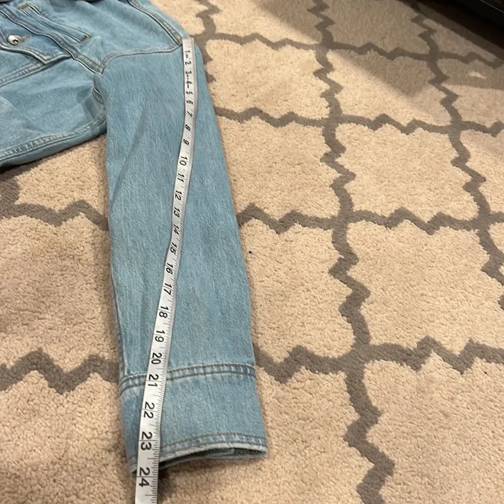 Elizabeth & James Light Wash Boxy Denim Jacket M light wash